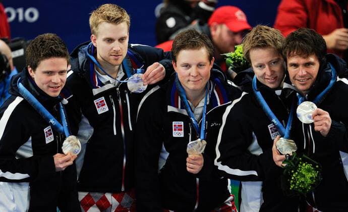 (100227) -- VANCOUVER, Feb. 27, 2010 () -- Players of Norway (Skipp Thomas ULSRUD (R) with Torger NERGAARD, Christoffer SVAE, Haavard Vad PETERSSON, Thomas LOEVOLD) display their silver medals during the victory ceremony for the men s curling event at the 2010 Winter Olympic Games in Vancouver Olympic Centre, Vancouver, , Feb. 27, 2010.  o0 Jubel Freude Silbermedaille