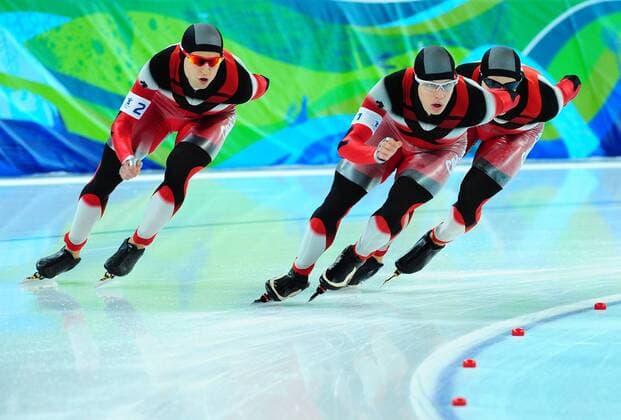 Canada s Lucas Makowsky, Mathieu Giroux and Denny Morrison (L to R) take goldmedal in men s team pursuit speed skating at the Richmond Olympic Oval in Vancouver, Canada, during the 2010 Winter Olympics on February 27, 2010.  OLY2010022715 o0 Teamwettbewerb