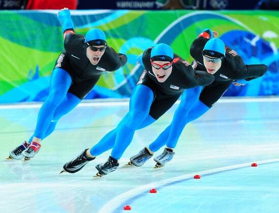 USA s Chad Hedrick, Jonathan Kuck and Brian Hansen (L to R) skate to a silvermedal in men s team pursuit speed skating at the Richmond Olympic Oval in Vancouver, Canada, during the 2010 Winter Olympics on February 27, 2010.  OLY2010022718 o0 Teamwettbewerb
