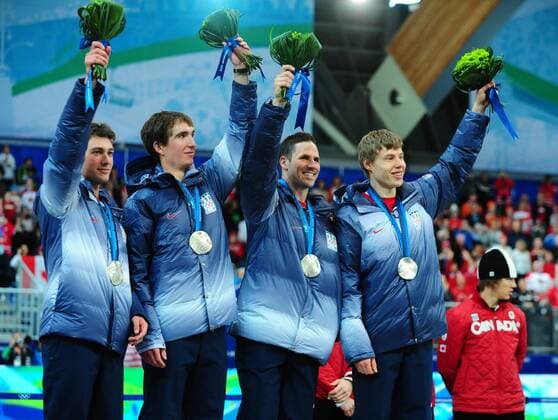 USA s Trevor Marsicano, Jonathan Kuck, Chad Hedrick and Brian Hansen (L-R) celebrate the silver medals the earned in men s team pursuit speed skating at the Richmond Olympic Oval in Vancouver, Canada, during the 2010 Winter Olympics on February 27, 2010.  OLY2010022729 o0 Jubel Freude Silbermedaille o0 Teamwettbewerb