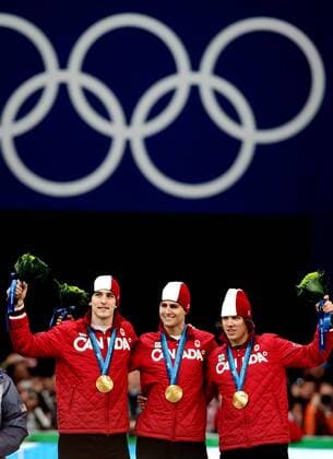 Richmond , 270210 , Olympische Spiele Vancouver 2010 , Eisschnelllauf Team Teamverfolgung Maenner, v.re. Mathieu Giroux , Lucas Makowsky und Denny Morrison (Kanada) mit Goldmedaille o0 Teamwettbewerb Sieg Olympiasieg Jubel Freude Gold Medaille