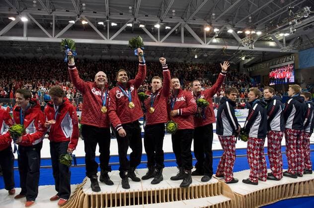 Feb. 27, 2010 - Vancouver, British Columbia, Canada - Olympics Men s Curling- Canada s goldmedal winners Kevin Martin, John Morris, Marc Kennedy, Ben Hebert, and Adam Enright (L-R) waves to the crowd during the goldmedal ceremony in Men s Curling finals at the 2010 Winter Olympic on February 27, 2010 in Vancouver, British Columbia. - ZUMAj89 o0 Freude Jubel Sieg Olympiasieg Medaille Goldmedaille Gold