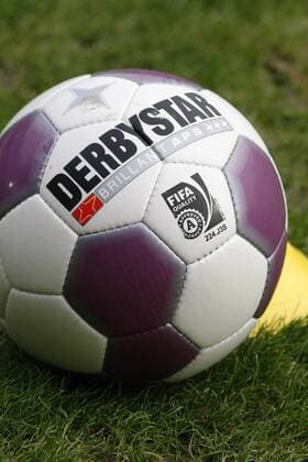 Derbystar Brillant APS Ball auf dem Rasen o0 Ausrüster, Sportausrüster, Hersteller, Sportartikelhersteller, Sportartikel, Wirtschaft Equipment