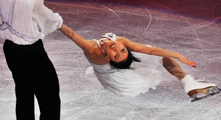 China s Pang Qing (R) Tong Jian perform during the figure skating exhibition gala at the 2010 Winter Olympic Games in the Pacific Coliseum, Vancouver, Canada, Feb. 27, 2010.  o0 Paar Paarlauf