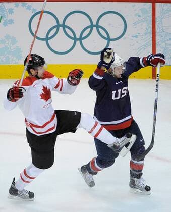 Feb. 28, 2010 - Vancouver - VANCOUVER, BC: FEBRUARY 28, 2010 -- Team Canada s Rick Nash (left) and Team USA s Brian Rafalski (right) collide during the men s Olympic hockey final game at Canada Hockey Place on Day 17 of the 2010 Winter Olympic Games in Vancouver, BC February 28, 2010. --- - ZUMAw51 o0 Olympiaringe olympische Ringe