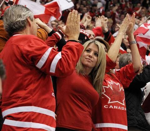 Feb. 28, 2010 - Vancouver - VANCOUVER, BC: FEBRUARY 28, 2010 -- Canadian fans celebrate Canada s second goal during second period in the men s final match at Canada Hockey Place in Vancouver, BC during the 2010 Winter Olympics, February 28, 2010. - ZUMAw51 o0 Zuschauer Jubel Freude