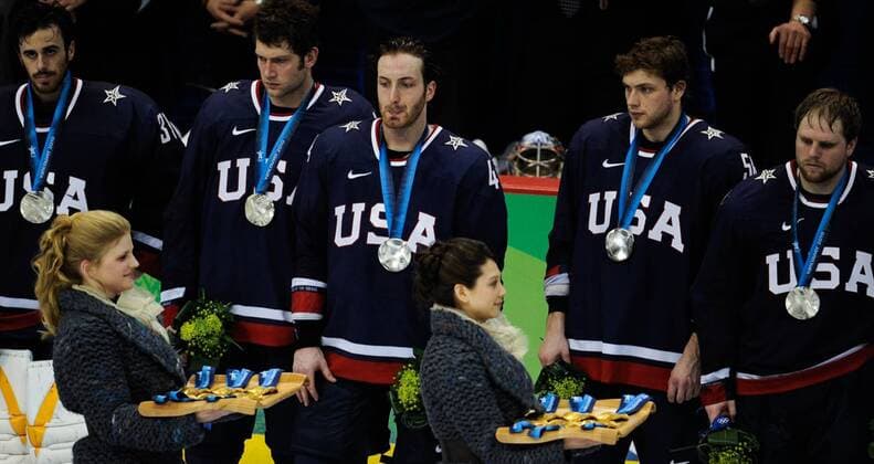 Brooks Orpik (C) of the USA looks depressed with his teammates during the victory ceremony for the men s icehockey at the 2010 Winter Olympic Games in Canada Hockey Place, Vancouver, Canada, Feb. 28, 2010. . (18)  o0 Enttäuschung Medaille Silber Objekte