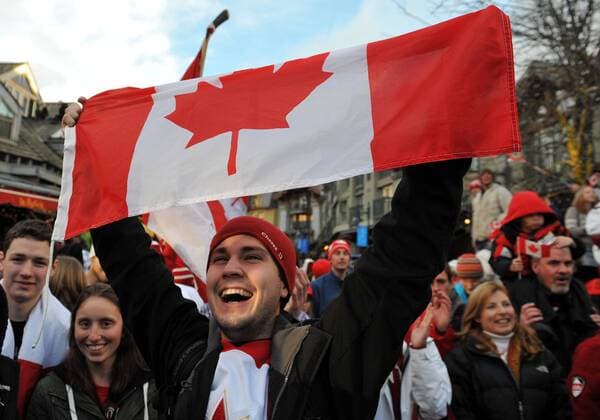 Canadians celebrate in the streets of Whistler after the Canadian ice hockey team defeated team USA 3-2, during the 2010 Vancouver Winter Olympics in Whistler, February 28, 2010.  OLY20100228328 o0 Fahne, Nationalfahne, Objekte Zuschauer Fan Jubel Freude