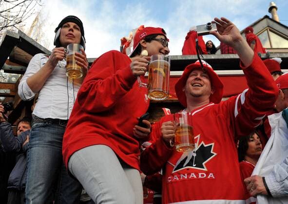 Canadians celebrate in the streets of Whistler after the Canadian ice hockey team defeated team USA 3-2, during the 2010 Vancouver Winter Olympics in Whistler, February 28, 2010.  OLY20100228334 o0 Zuschauer Fan Jubel Freude