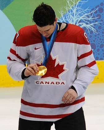 Canada s Sidney Crosby looks at the goldmedal he earned after scoring on USA s Ryan Miller to win in overtime of the gold medal men s ice hockey game at Canada Hockey Place in Vancouver, Canada, during the 2010 Winter Olympics on February 28, 2010.  OLY2010022827 o0 Objekte Sieg, Sieger, Olympiasieg, Olympiasieger,