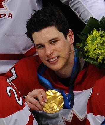 Canada s Sidney Crosby poses with the gold medal he earned after scoring on USA s Ryan Miller to win in overtime of the gold medal men s ice hockey game at Canada Hockey Place in Vancouver, Canada, during the 2010 Winter Olympics on February 28, 2010.  OLY2010022831 o0 Objekte Sieg, Sieger, Olympiasieg, Olympiasieger, Freude