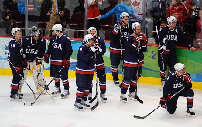 Members of Team USA disappointed in the goldmedal men s ice hockey game at Canada Hockey Place in Vancouver, Canada, during the 2010 Winter Olympics on February 28, 2010.  OLY2010022859 o0 enttäuscht