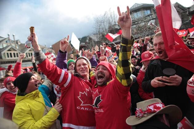 Feb. 28, 2010 - Whistler, British Columbia, Canada - Fans celebrate Canada s goldmedal victory over USA in Men s Hockey at the Vancouver Olympics 2010 in Whistler, British Columbia, Canada on Friday, February 28, 2010. - ZUMAmk9 o0 Zuschauer Jubel Freude