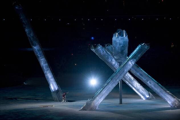Feb. 28, 2010 - Vancouver - Olympics Closing Ceremony - The Olympic Cauldron pier rises from the floor during the closing ceremony after a malfunction during the opening ceremony at the 2010 Winter Olympic on February 28, 2010 in Vancouver.. - ZUMAj89 o0 Objekte Skulptur