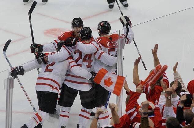 Olympian Eishockey Final Canada (white) vs. USA (blue) 3:2 . Canadaâ€™s Duncan Keith, Patrick Marleau, Corey Perry and Ryan Getzlaf (L to R) celebrate after scoring the goal against the U.S. in their men s icehockey goldmedal game at the Vancouver 2010 Winter Olympic Games.  S007FA0D o0 Jubel, Freude
