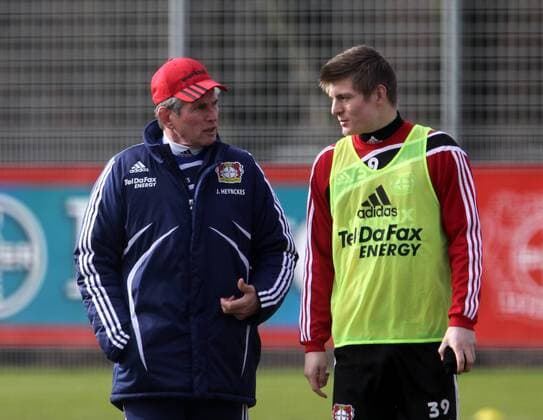 Training Bayer Leverkusen Fußball 1. Bundesliga Saison 2009 2010 Datum: 24.02.2010 Links: Trainer Jupp Heynckes (Bayer 04 Leverkusen) Rechts: Toni Kroos (Bayer 04 Leverkusen) Ereignis: -