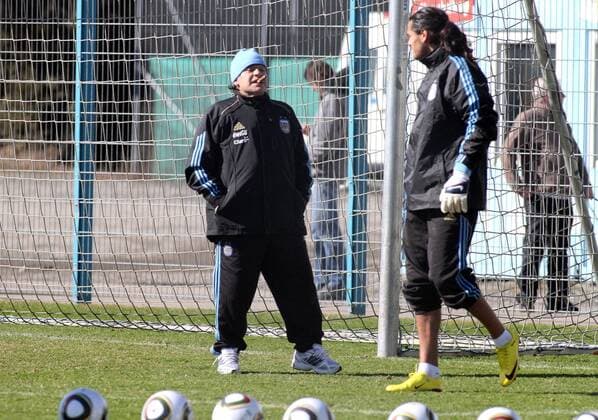 Trainer Diego Armando Maradona raucht Zigarre und Torwart Sergio Romero Fussball Herren Fussball Argentinische Nationalmannschaft Training o00 Raucher kurios Nationaltrainer