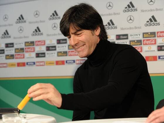 02.03.2010, München - DFB Pressekonferenz: Bundestrainer Joachim Löw (Deutschland) mit einer Cohiba Zigarre o0 Trainer, Nationaltrainer o00 kurios Komik Aschenbecher Raucher