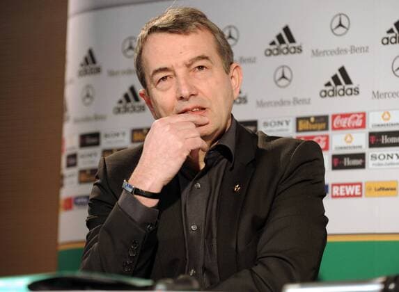 02.03.2010, München - DFB Pressekonferenz: DFB Generalsekretär Wolfgang Niersbach (Deutschland) nachdenklich o00 Funktionär