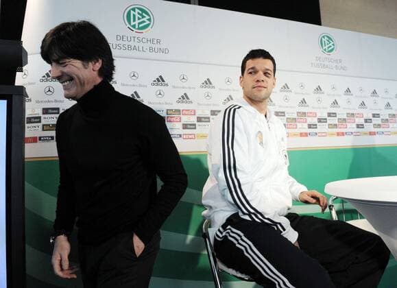 02.03.2010, München - DFB Pressekonferenz: Michael Ballack (Deutschland) schaut Bundestrainer Joachim Löw (Deutschland) skeptisch hinterher o0 Trainer, Nationaltrainer Disharmonie Freude Skepsis o00 Distanz kurios Gegensatz Gegensätze