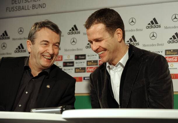 02.03.2010, München - DFB Pressekonferenz: Teammanager Oliver Bierhoff (Deutschland), rechts, und DFB Generalsekretär Wolfgang Niersbach (Deutschland) o0 Funktionär Freude
