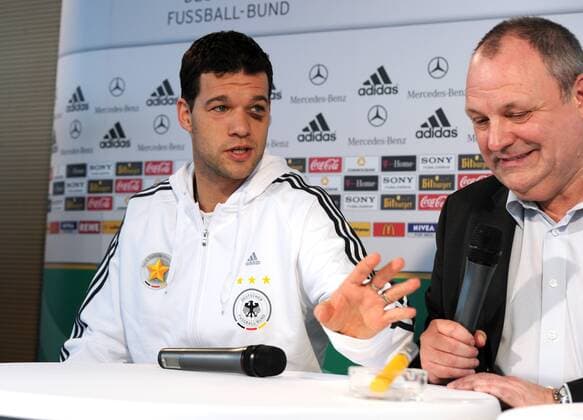 Fussball International, Deutsche Nationalmannschaft Deutscher Fussballbund, DFB 02.03.2010: Michael Ballack (L) mit einer Cohiba ZIGARRE im Aschenbecher (GER) und DFB Pressesprecher Harald Stenger 