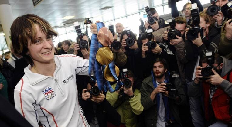 Czech speedskater Martina Sablikova shows her two gold medals and a bronze one on Ruzyne airport, after her arrival from Vancouver, in Prague, March 2, 2010. (CTKxPhoto RenexVolfik)  CTKPhoto96201003020484601 o0 Gold, Goldmedaille, Medaille Freude Sieg Olympiasieg Eisschnelllauf Damen Objekt