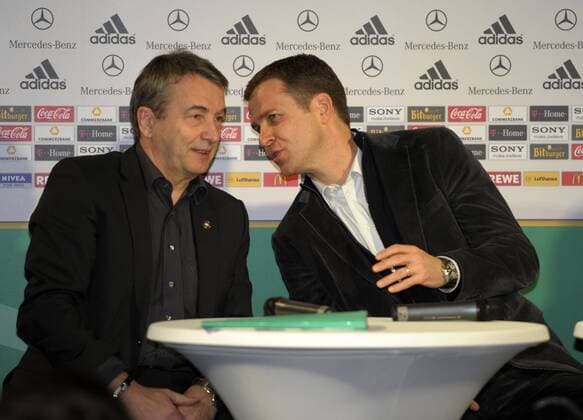 02.03.2010, Fussball : Pressekonferenz der deutschen Nationalmannschaft in München. Wolfgang Niersbach (li, DFB Generalsekretär), Teammanager Oliver Bierhoff (re, beide Deutschland) im Gespräch. o0 Funktionär