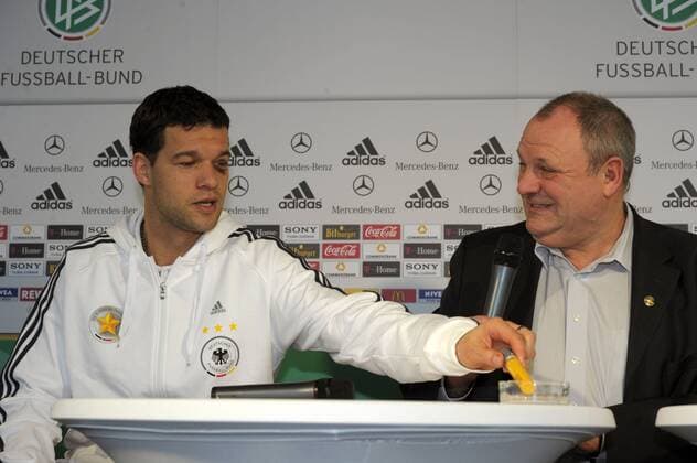02.03.2010, Fussball : Pressekonferenz der deutschen Nationalmannschaft in München. Michael Ballack (li, Deutschland) verschmäht eine Cohiba Zigarre, daneben DFB Pressesprecher Harald Stenger (Deutschland). o0 Veilchen, blaues Auge, Objekte