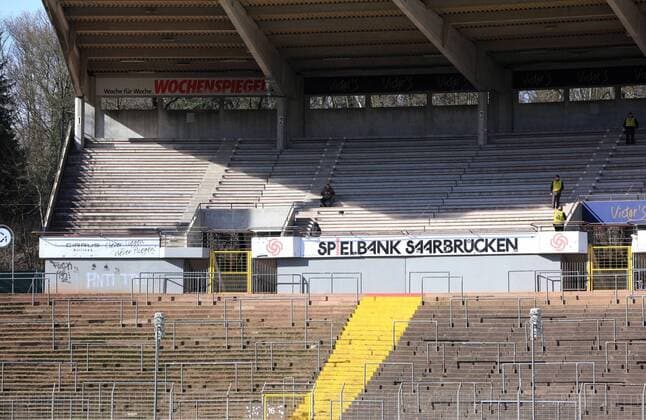Fußball, Stadiongeschichte 1. FC Saarbrücken Regionalliga Süd West am Samstag (27.02.2010) 1. FC Saarbrücken. Im Bild: Zwei Fans auf einer Tribüne im Ludwigsparkstadion, Heimspielstätte des 1. FC Saarbrücken o0 Leere, leer, mangelndes Zuschauerinteresse, Zuschauermangel Zuschauer