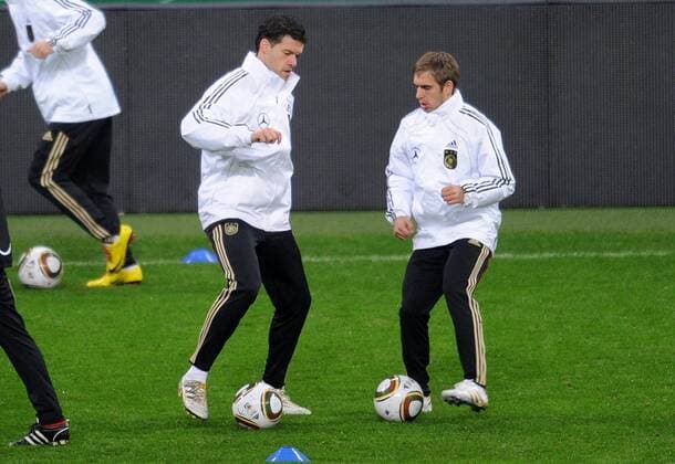 Deutschland Training 02.03.2010 Michael Ballack (li.) mit Philipp Lahm (GER) 