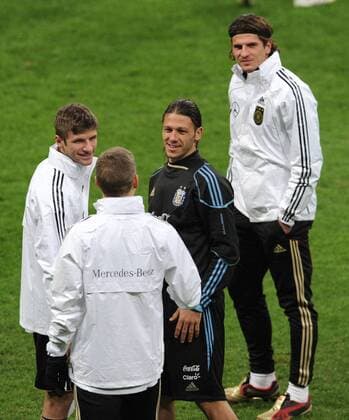 (L-R) Thomas Müller, Bastian Schweinsteiger (beide GER), Martin Demichelis (ARG) und Mario Gomez (GER)
