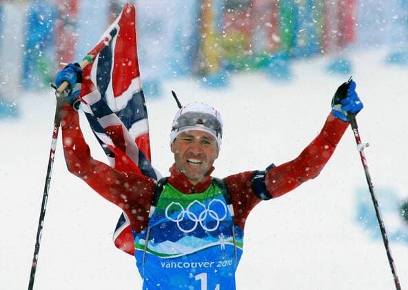 WHISTLER, CANADA. FEBRUARY 26, 2010. Norway s goldmedal lists Ole Einar Bjoerndalen, celebrates the victory in the men s 4 X 7.5 kilometers relay biathlon event at the Vancouver 2010 Winter Olympic Games.  RE0C95DE o0 Jubel Freude Sieg Olympiasieg Fahne, Nationalfahne