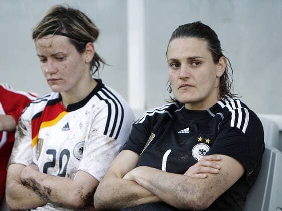 Fussball, Algarve Cup 2010, Frauen, Finale, Deutschland vs. USA, Enttäuschung bei Nadine Angerer (GER, re), Jennifer Zietz (GER, li)