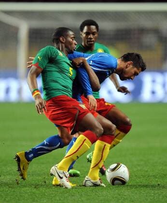 Sebastien BASSONG Kamerun (li.), Marco BORRIELLO Italien - Italien (blau) - Kamerun (grün) - nicoloxzangirolami