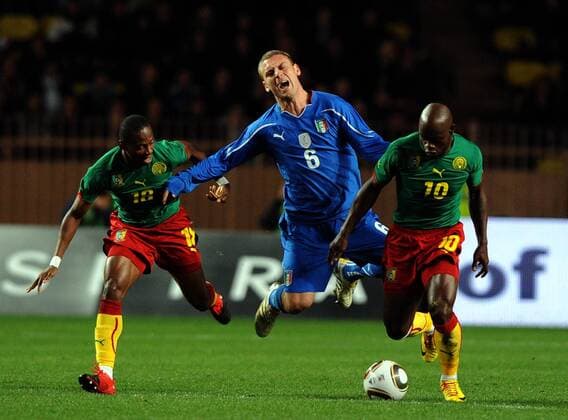 V.li.: Enoh EYONG Kamerun, Daniele DE ROSSI Italien, Achille EMANA Kamerun - Italien (blau) - Kamerun (grün) - nicoloxzangirolami