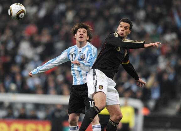 03.03.2010, Fussball, DFB Länderspiel, DEUTSCHLAND - ARGENTINIEN 0-1 Michael Ballack (Deutschland), rechts, gegen Lionel Messi (Argentinien)