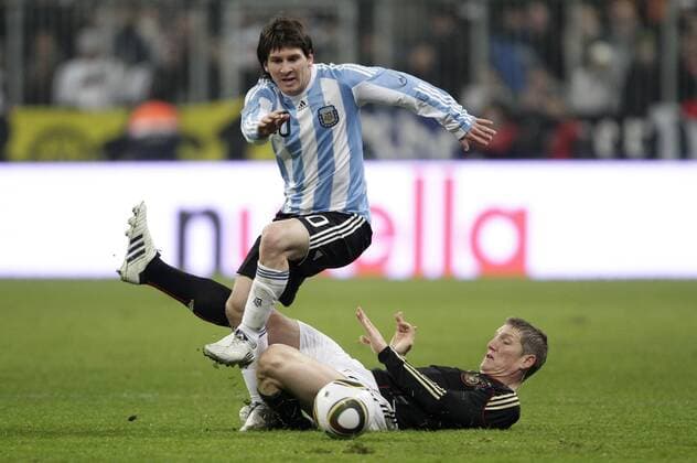 Lionel Messi, ARG, vorne hinten Bastian Schweinsteiger, GER Deutschland-Argentinien Freundschaftsspiel München, 3.3.2010