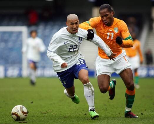 Football Didier Drogba of Ivory Coast takes on Cha Du-Ri of South Korea International Friendly Ivory Coast (Orange) v South Korea (White) at Lotfus Road 03 03 2010  o0 Elfenbeinküste Südkorea