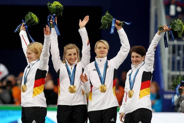 Olympic Winter Games Vancouver 2010 - Olympische Winter Spiele Vancouver 2010, Speed Skating (Ladies Team Pursuit), Team of Germany (GER) - (R-L) Daniela ANSCHUTZ THOMS, Stephanie BECKERT, Anni FRIESINGER-POSTMA, Katrin MATTSCHERODT xHOCHxZWEIx xMaltexChristiansx o0 Jubel Freude Sieg, Sieger, Olympiasieg, Olympiasieger, Gold