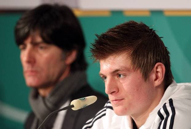 FUSSBALL - GER vs ARG, Testspiel MUENCHEN,DEUTSCHLAND,03.MAR.10 - FUSSBALL - Laenderspiel, Deutschland vs Argentinien, Freundschaftsspiel, Pressekonferenz. Bild zeigt Toni Kroos (re.) und Teamchef Joachim Loew (GER).  o0 Trainer Bundestrainer o00 DFB
