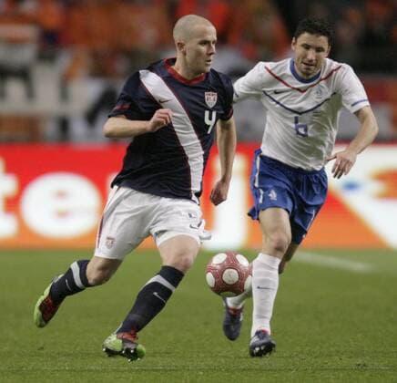 Amsterdam. Niederlande - USA. Mark van Bommel (Niederlande, re.) gegen Michael Bradley (USA). - 