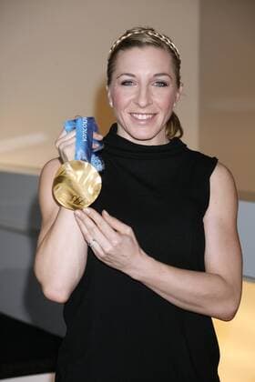Anni Friesinger-Potsma, die Olympiasiegerin mit ihrer Goldmedaille zu Gast in der ZDF Talkshow bei M.Lanz (ZDF) am 04.03.2010 in Hamburg Deutschland 