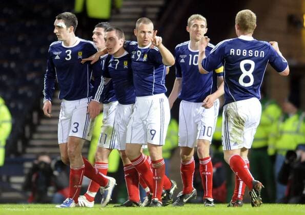 Mar 03, 2010 - Edinburgh, Scotland - International football. Scotland (blue) versus Czech Republic (white), at Hampden Park, Glasgow. Scotland s Scott Brown (3L) celebrates his goal with his team-mates.  - ZUMAts3 o0 Jubel, Freude
