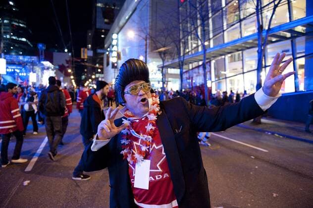 Feb 28, 2010 - Vancouver, , Canada - A fan dressed as Elvis goes on the streets of downtown Vancouver to celebrate Team Canada s GoldMedal win in men s ice hockey at the 2010 Vancouver Winter Olympics. - ZUMAdz1 o0 Sieg Jubel Freude Fans Kostüm kurios