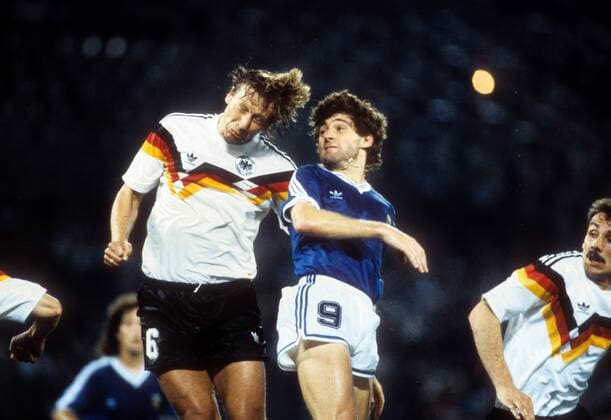 Guido Buchwald (BR Deutschland, li.) gegen Gustavo Dezotti (Argentinien) Fußball WM Herren WM Finale 1990, Länderspiel, Nationalteam, Nationaltrikot, Vdia, quer, BRD - Argentinien 1:0 Gruppe Rom Dynamik, Kampf,