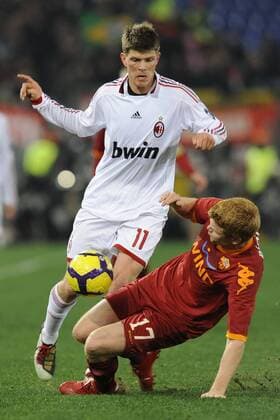 AS Rom - AC Mailand. Klaas Jan Huntelaar (AC Mailand, li.) gegen John Arne Riise (AS Rom) . 