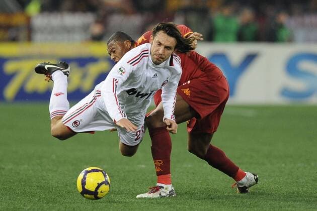 AS Rom - AC Mailand. Andrea Pirlo (AC Mailand, vorn) gegen Julio Baptista (AS Rom) - 