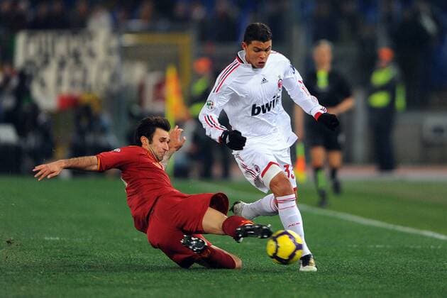 AS Rom - AC Mailand. Thiago Silva (AC Mailand, re.) gegen Mirko Vucinic (AS Rom) . 