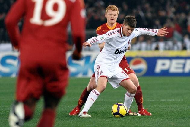 Klaas Huntelaar (AC Mailand, re.) gegen John Arne Riise (AS Roma) AS Rom - AC Mailand. Serie A. Roma, 06 03 2010 - AntoniettaxBaldassarre